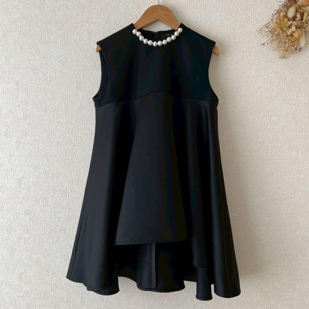 YOKOCHAN パールネック Aラインノースリーブブラウス サテン ブラック