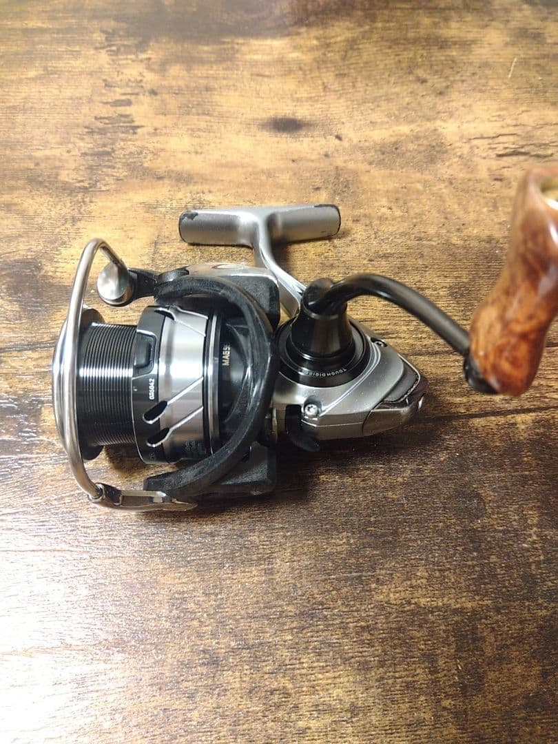 DAIWA 18CALDIA LT3000-CXH 　IOS花梨ノブ