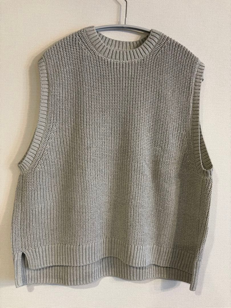 「私にちょうどいいベーシック」ペーパーコットンのニットベスト グレー