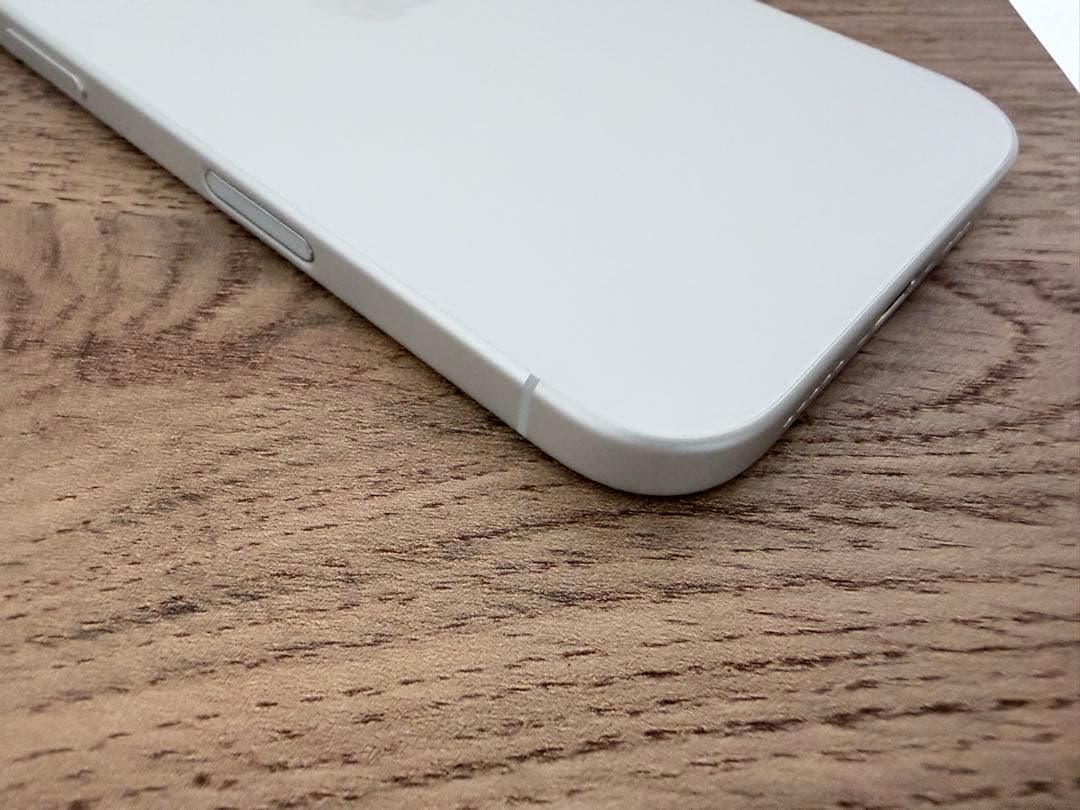 超美品 iPhone16 無印 128gb ホワイト 本体SIMフリー