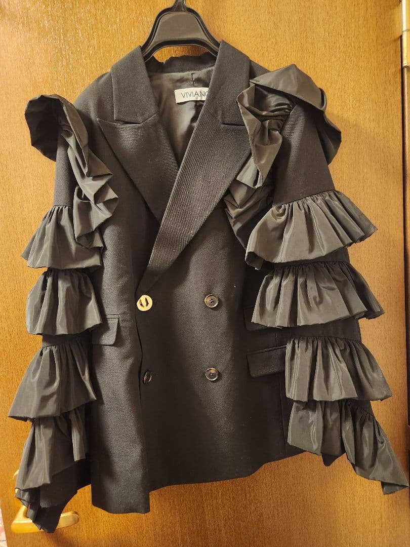 フリル付きブラックテーラードジャケット S