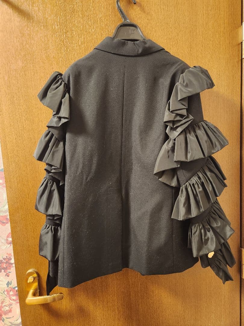 フリル付きブラックテーラードジャケット S