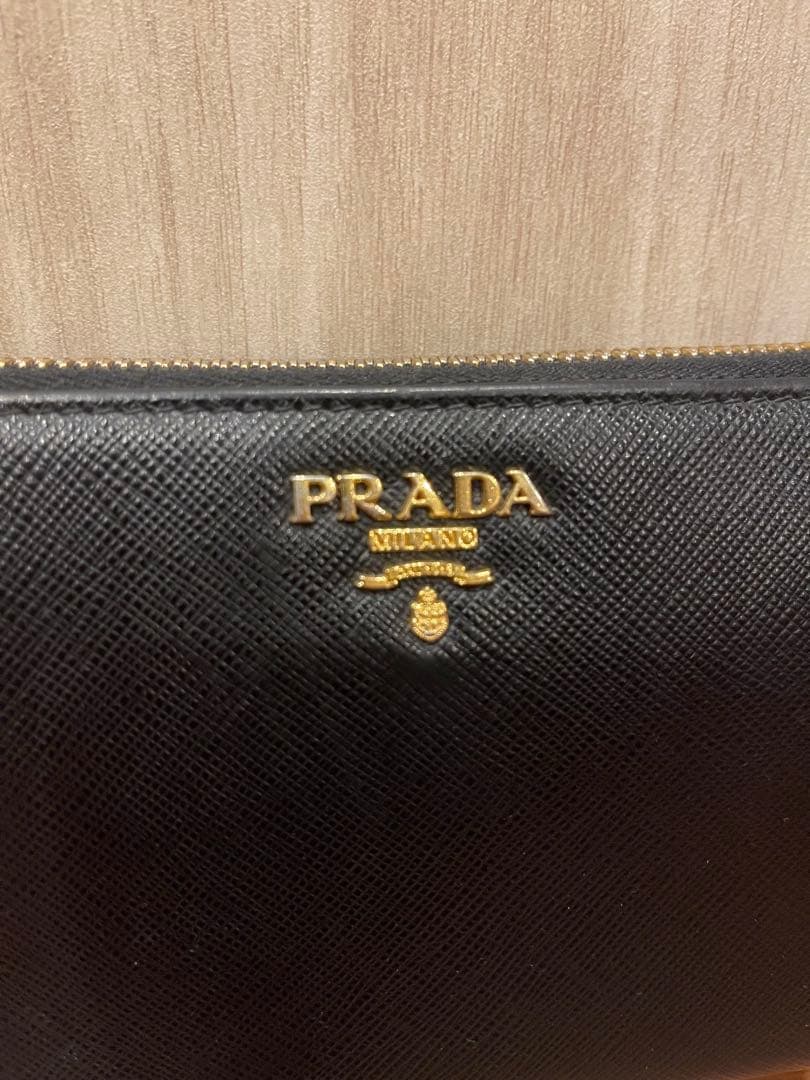プラダ　長財布