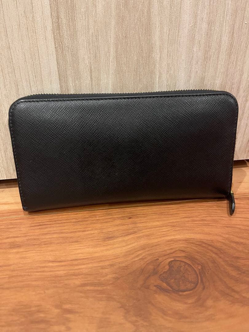 プラダ　長財布