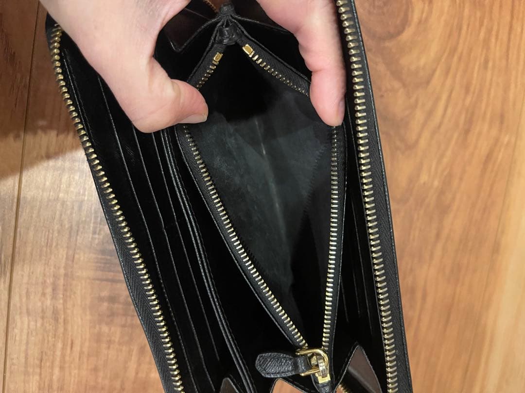 プラダ　長財布