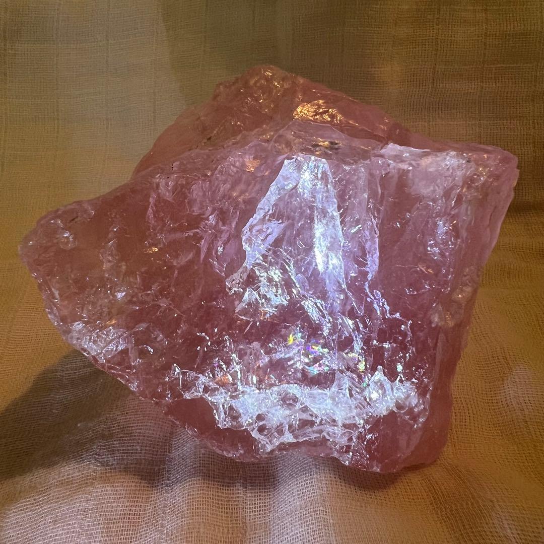 レインボー入り 特大ローズクォーツ 584g 天然石 パワーストーン