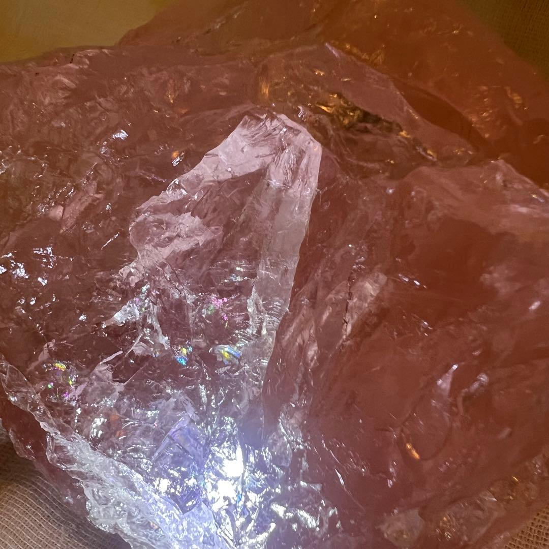 レインボー入り 特大ローズクォーツ 584g 天然石 パワーストーン