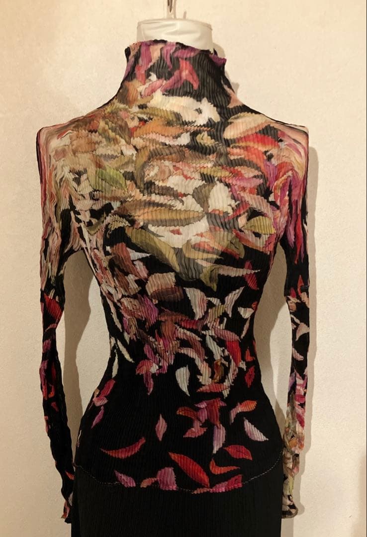 イッセイミヤケ　プリーツプリーズ　艶やかな柄