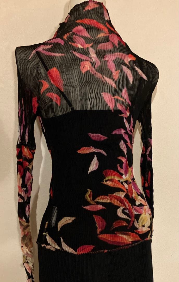 イッセイミヤケ　プリーツプリーズ　艶やかな柄