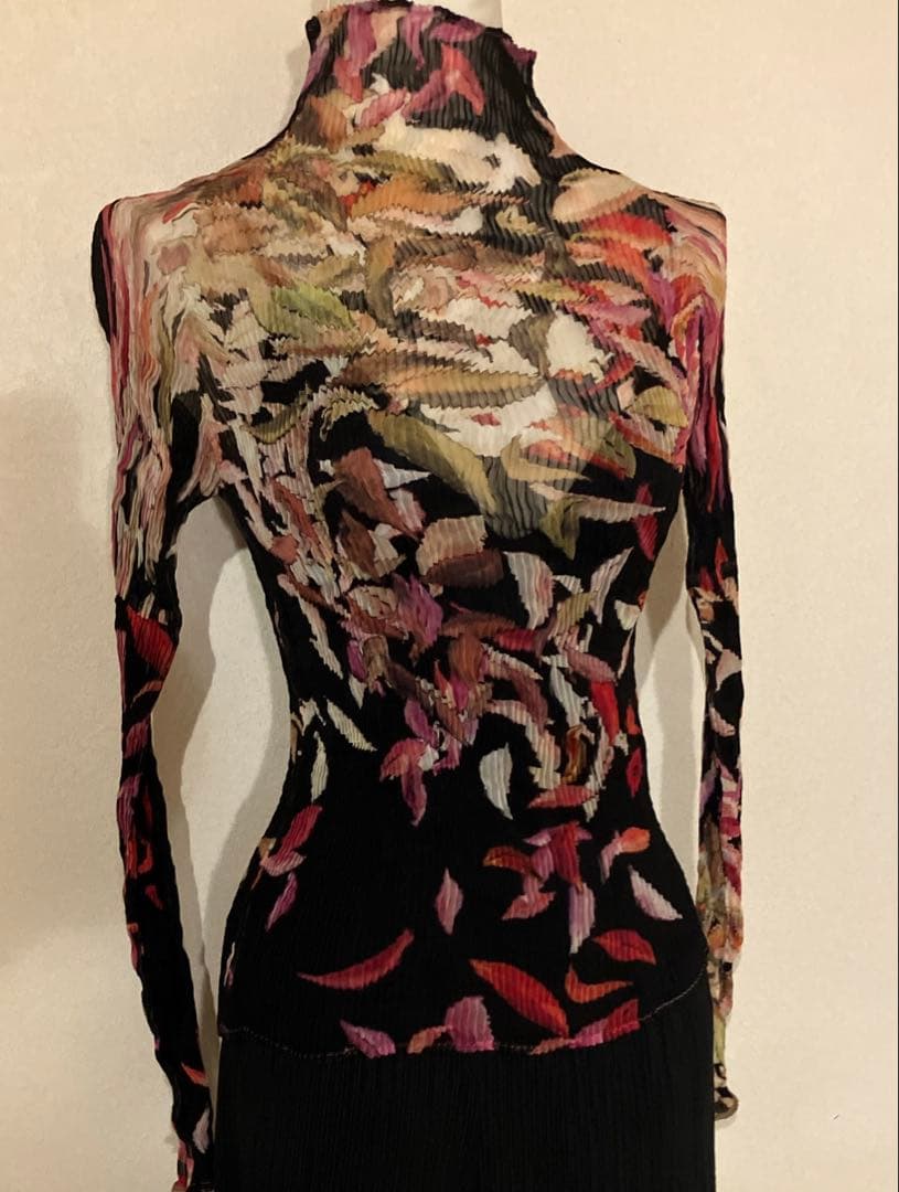 イッセイミヤケ　プリーツプリーズ　艶やかな柄