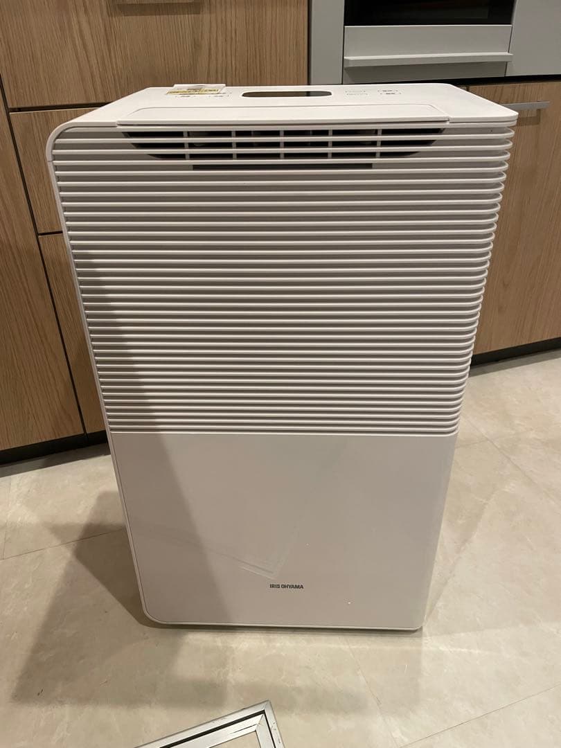 極美品アイリスオーヤマ 空気清浄機能付き除湿機 IJCP-J160-W