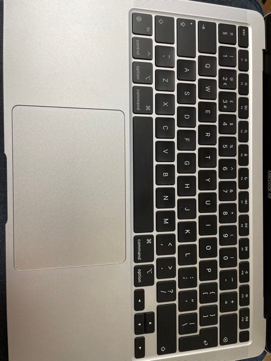 ・《本体外側に傷が入ってます》(画像2枚目参照) ・充電ケーブルセットになります