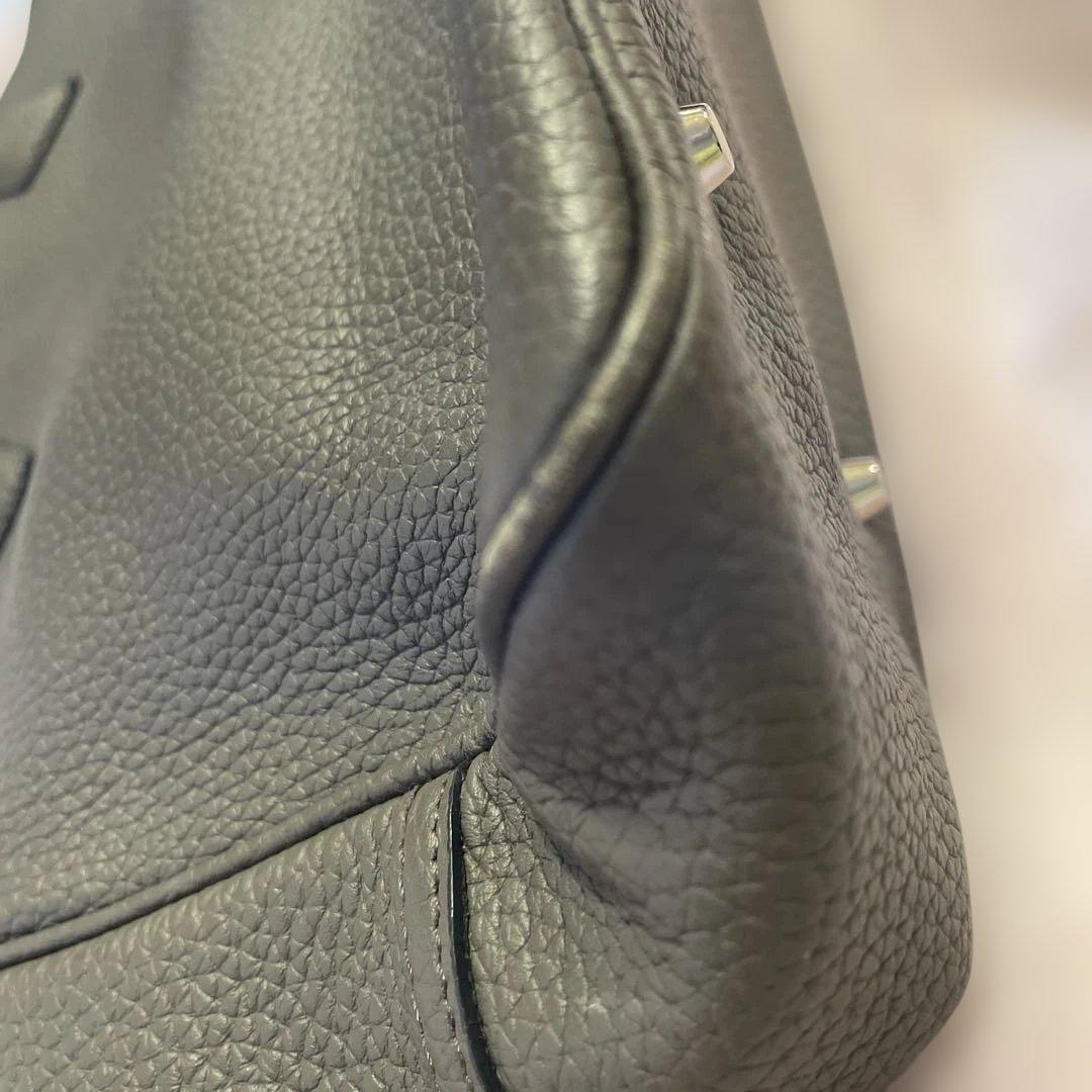 グレー レザー ハンドバッグシルバー金具 お仕事や学校行事にもスマートな佇まい