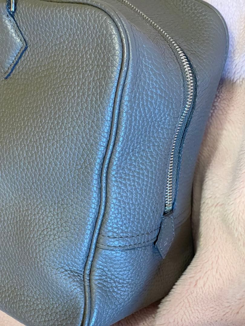 グレー レザー ハンドバッグシルバー金具 お仕事や学校行事にもスマートな佇まい