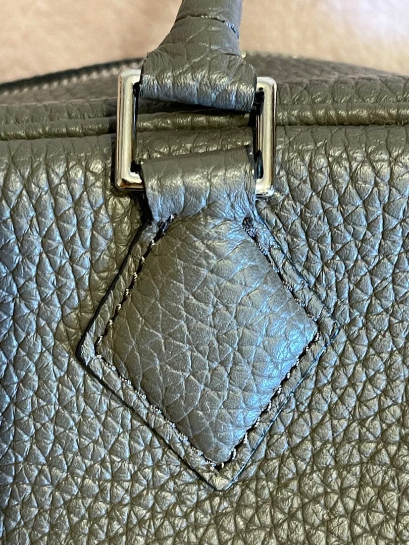 グレー レザー ハンドバッグシルバー金具 お仕事や学校行事にもスマートな佇まい