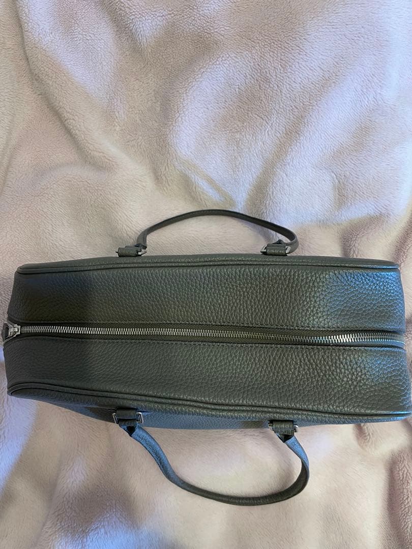 グレー レザー ハンドバッグシルバー金具 お仕事や学校行事にもスマートな佇まい