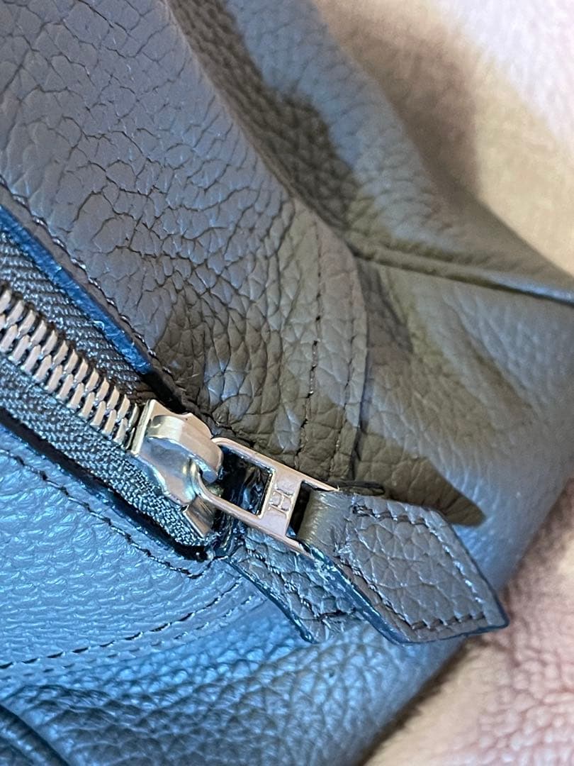 グレー レザー ハンドバッグシルバー金具 お仕事や学校行事にもスマートな佇まい