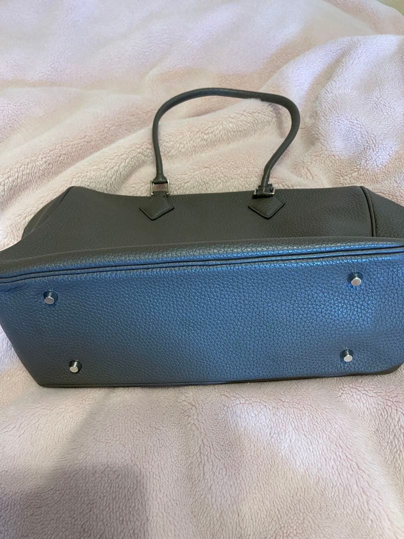 グレー レザー ハンドバッグシルバー金具 お仕事や学校行事にもスマートな佇まい