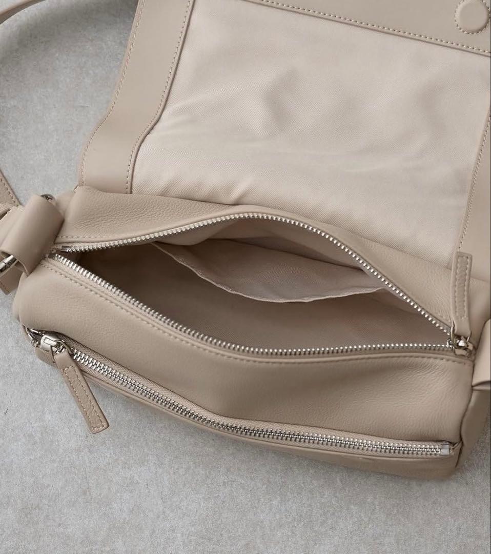 新品　BEARDSLEY ショルダーバッグ　レザーボディバッグ ベージュ　正規品