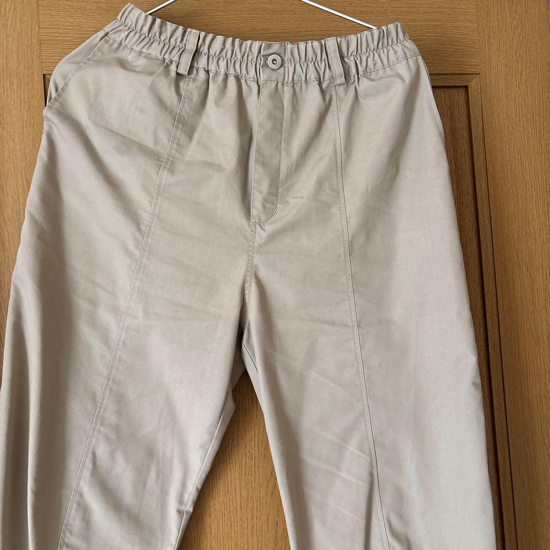 ゆったりシルエットのコクーンパンツ