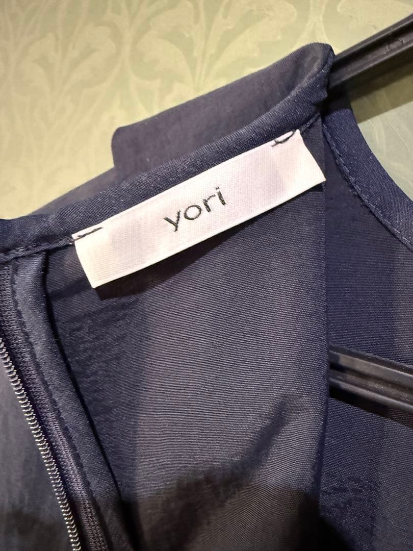 yori フラットカラーティアードブラウス　ネイビー　フリーサイズ