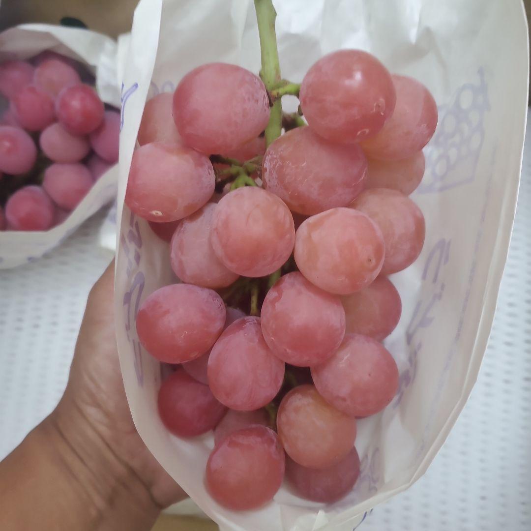 1⃣ 山梨県産 クイーンニーナ ７房入り 箱込み4.3キロ