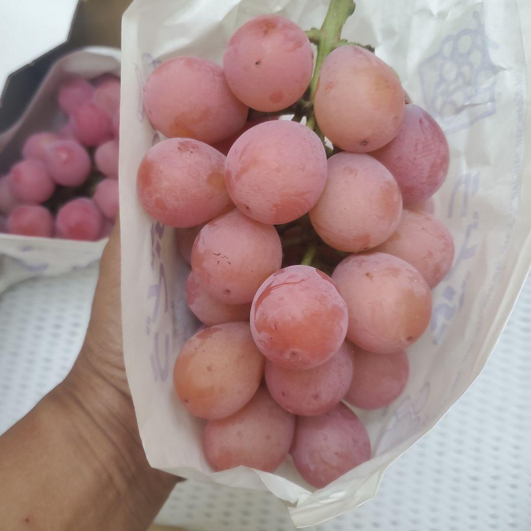 1⃣ 山梨県産 クイーンニーナ ７房入り 箱込み4.3キロ