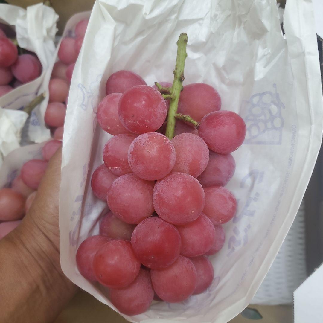 1⃣ 山梨県産 クイーンニーナ ７房入り 箱込み4.3キロ