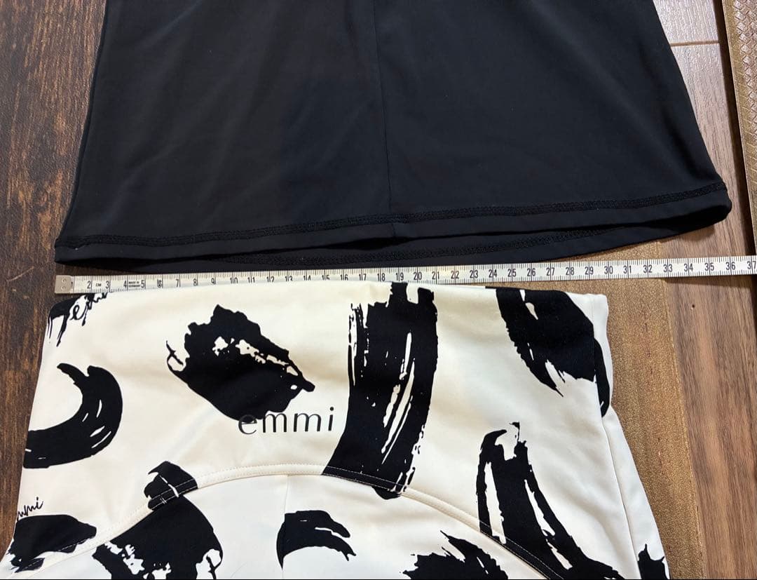 新品同　エミヨガ　ヨガウェア タンクトップ　レギンスセット 黒白　S