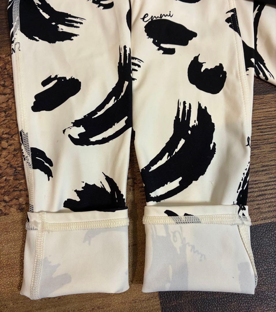 新品同　エミヨガ　ヨガウェア タンクトップ　レギンスセット 黒白　S