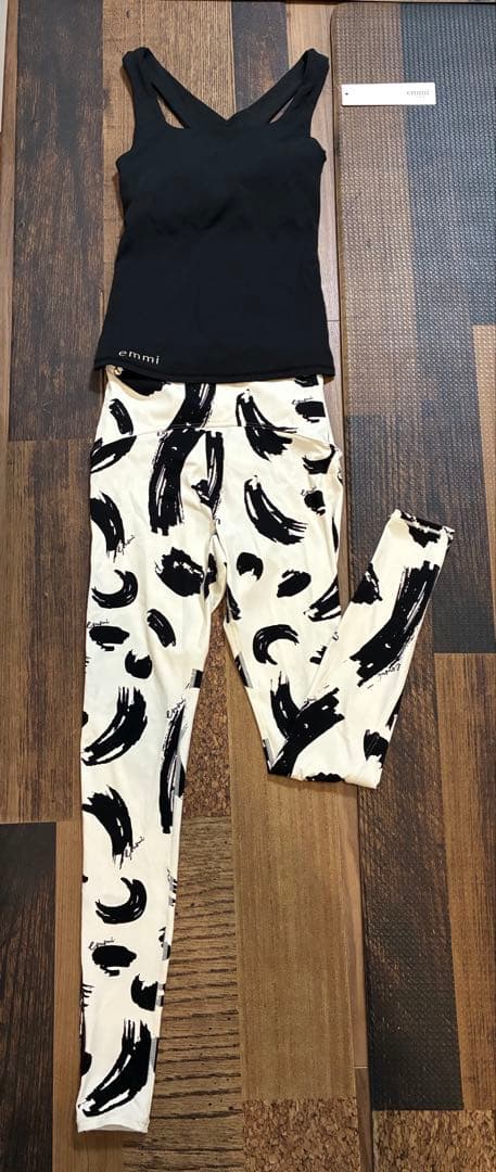 新品同　エミヨガ　ヨガウェア タンクトップ　レギンスセット 黒白　S