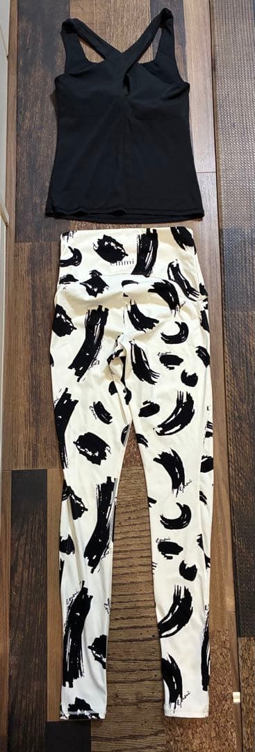 新品同　エミヨガ　ヨガウェア タンクトップ　レギンスセット 黒白　S