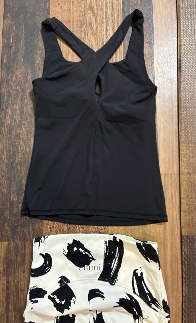 新品同　エミヨガ　ヨガウェア タンクトップ　レギンスセット 黒白　S