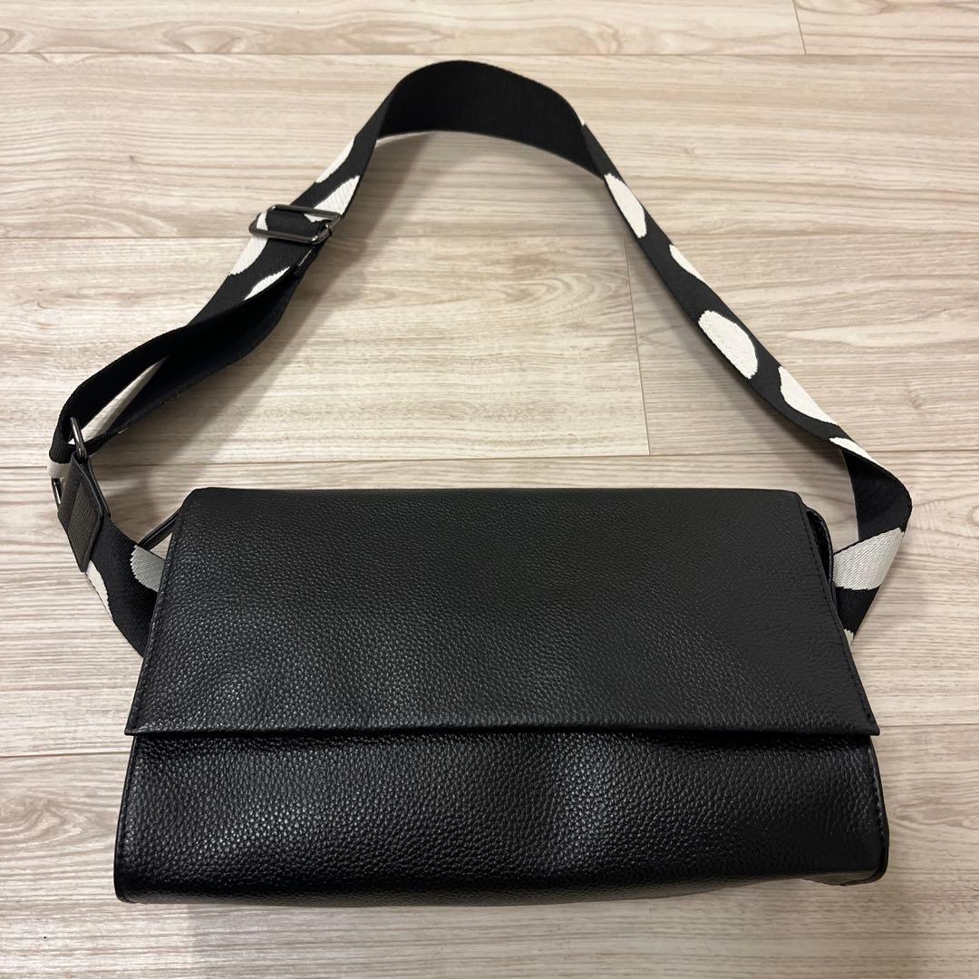 イアパピヨネ　ボディバッグ