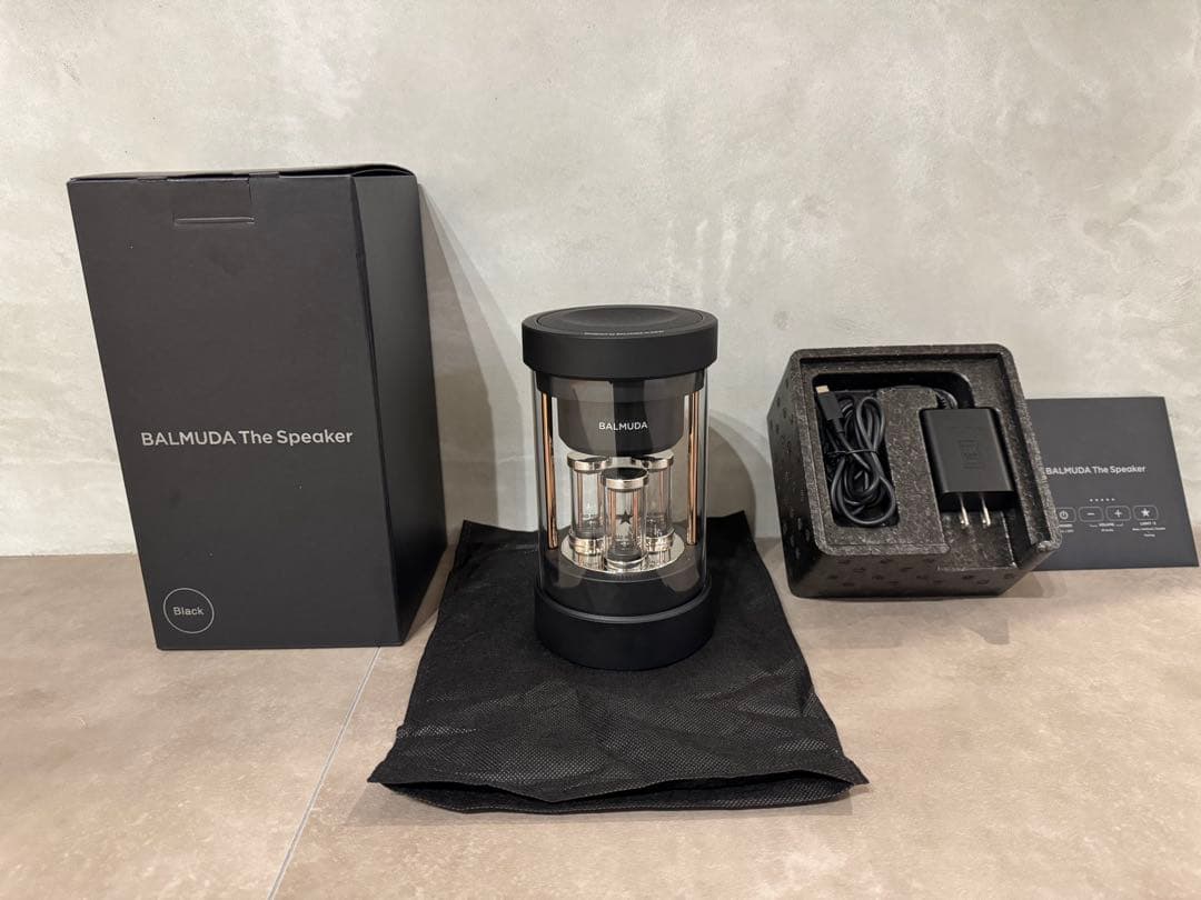 【完品（専用充電器・説明書付き）】バルミューダ The Speaker M01A