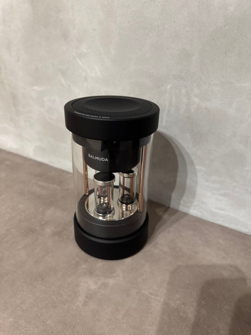 【完品（専用充電器・説明書付き）】バルミューダ The Speaker M01A