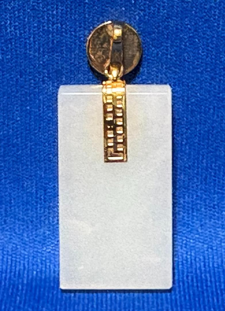 和田玉　ペンダントトップ　G18K金刻印　鑑定書つき　中国深セン