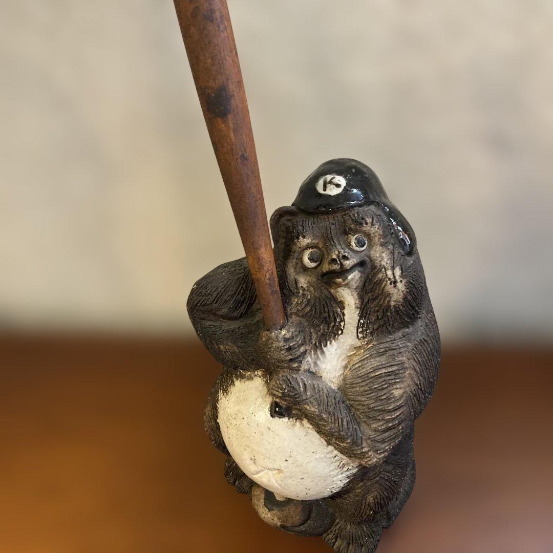 名門　狸庵の珍しいバットを持ったキュートなお目目のタヌキ君の置物です。