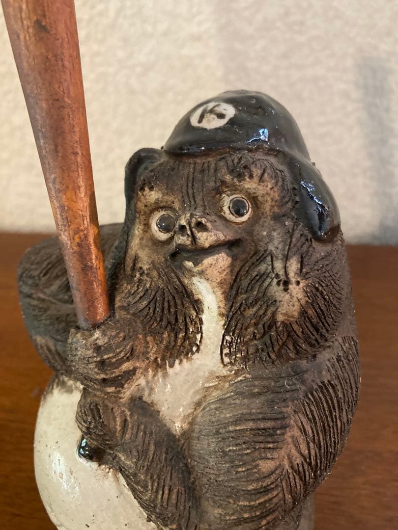 名門　狸庵の珍しいバットを持ったキュートなお目目のタヌキ君の置物です。