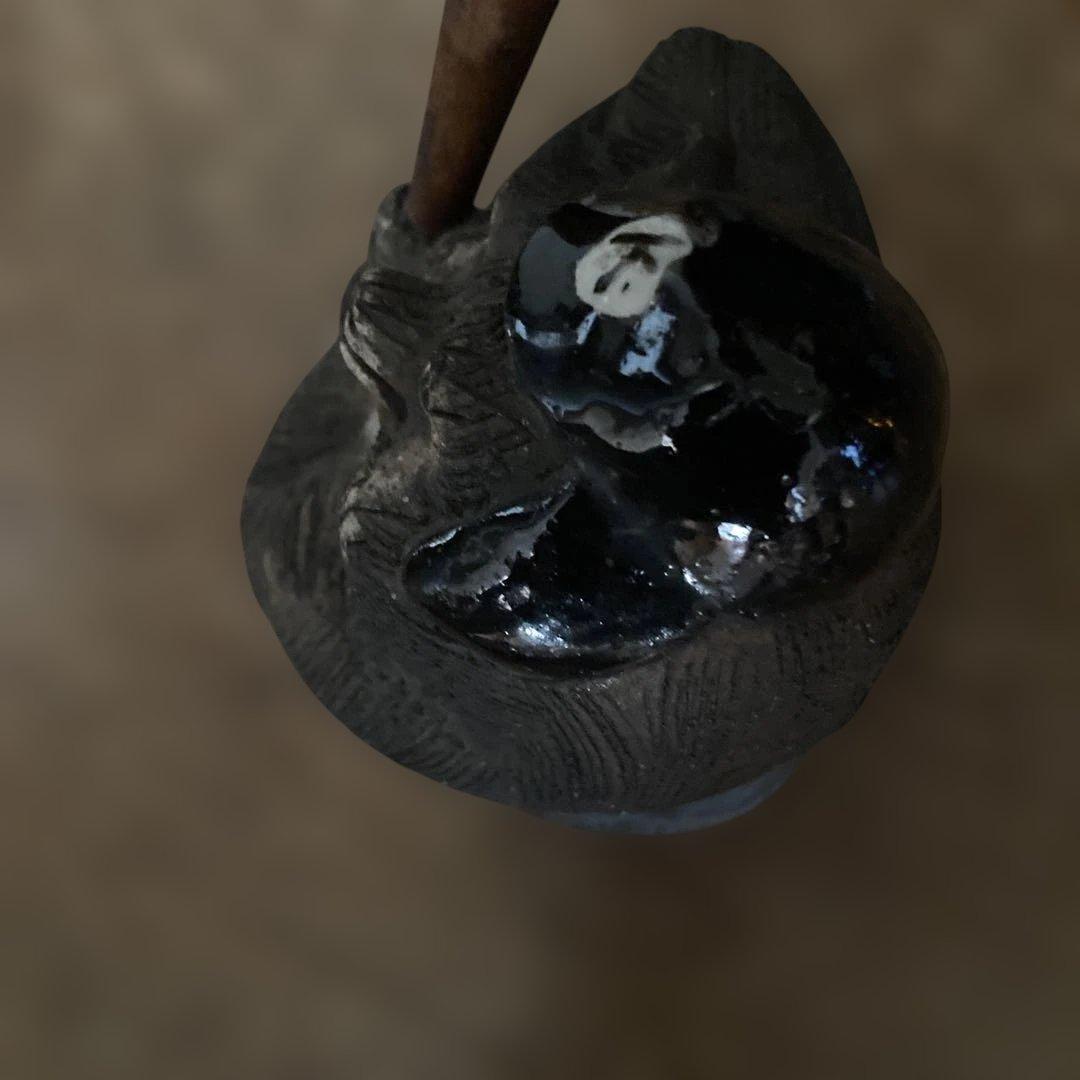 名門　狸庵の珍しいバットを持ったキュートなお目目のタヌキ君の置物です。