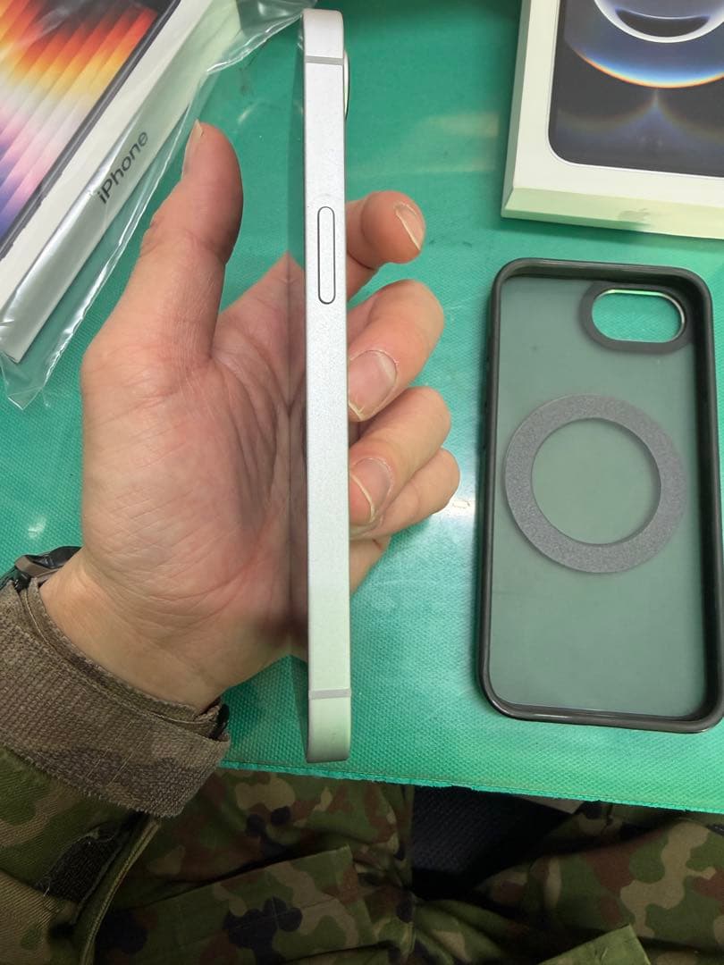 美品　iPhone16e 126GB