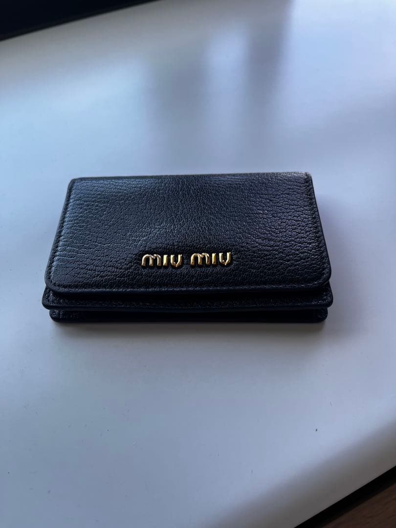 MIU MIU 二つ折り名刺入れ 黒　ピンク