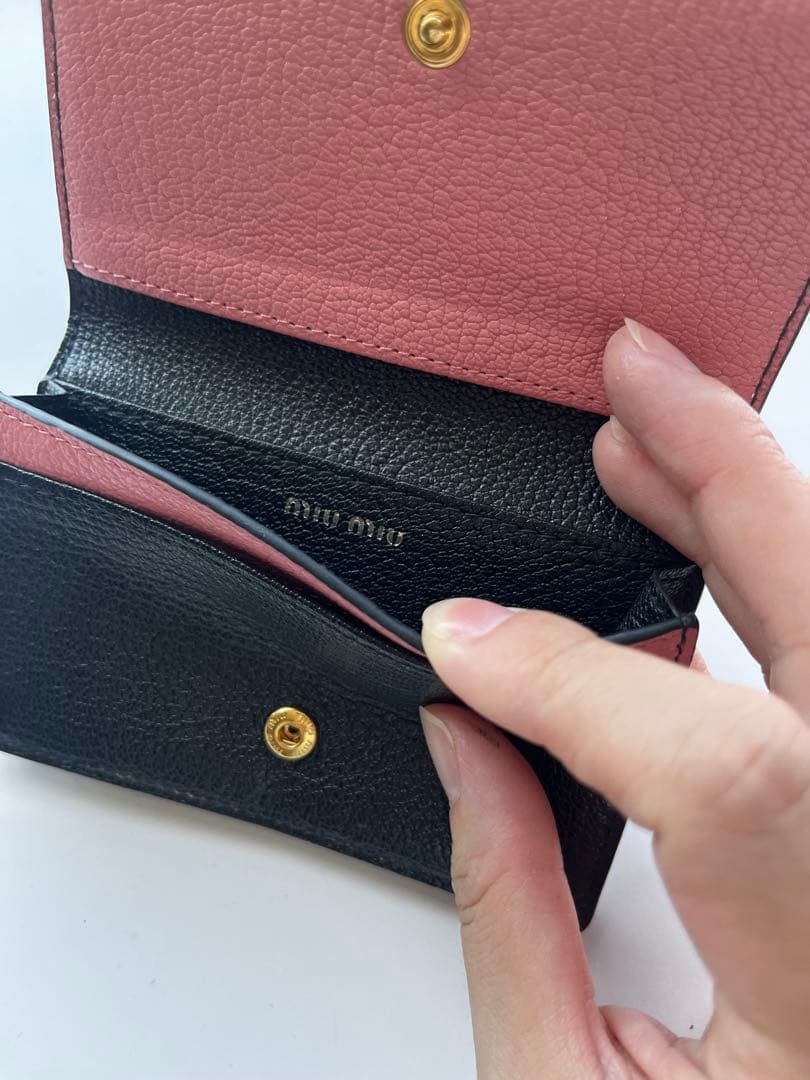 MIU MIU 二つ折り名刺入れ 黒　ピンク