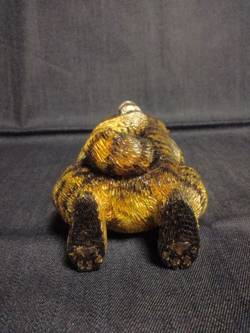 木彫りのキジトラ猫