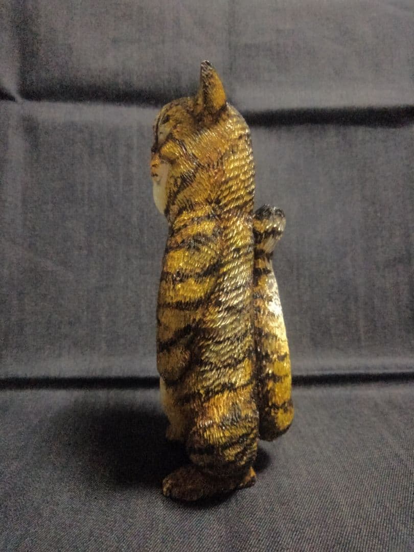 木彫りのキジトラ猫
