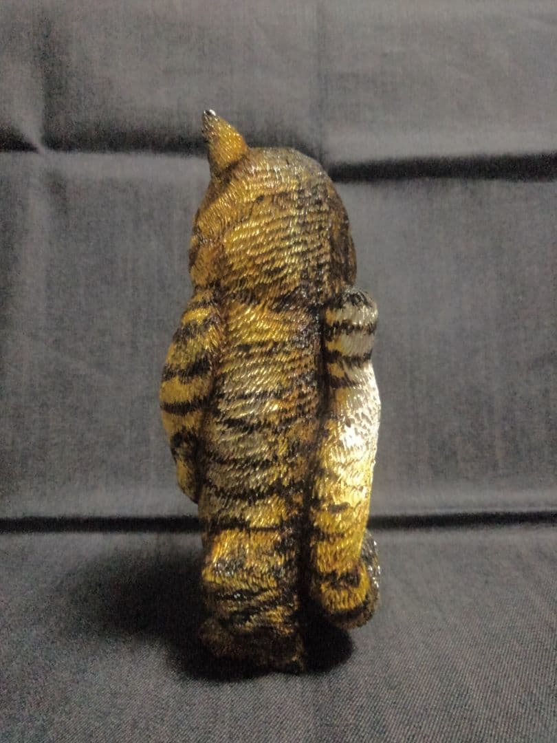 木彫りのキジトラ猫