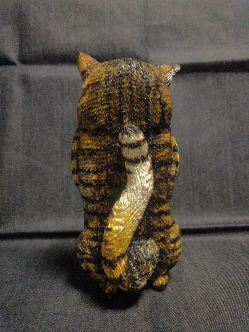 木彫りのキジトラ猫