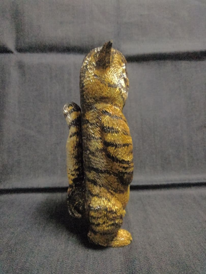 木彫りのキジトラ猫