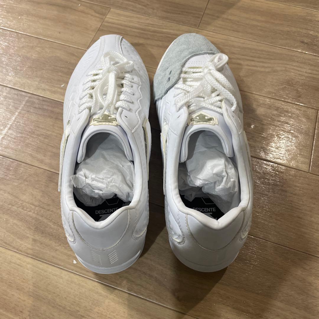 DESCENDENT ホワイト スパイクシューズ P革付き
