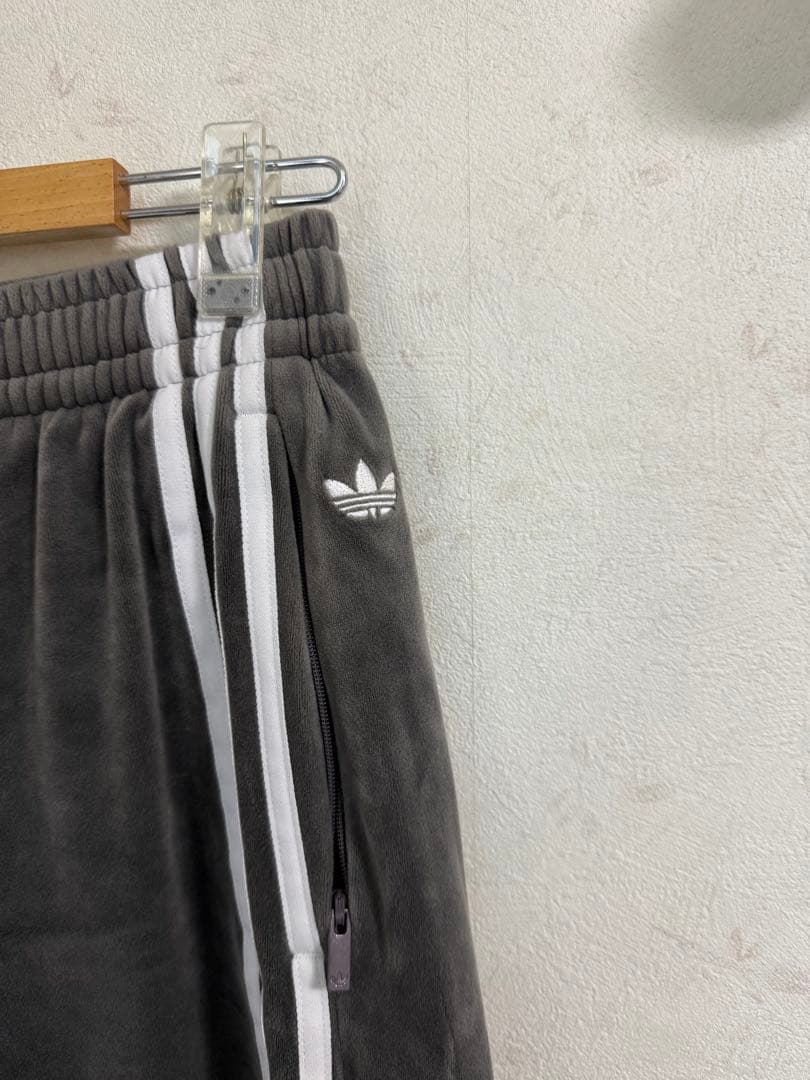 adidas originals ベルベット　ルーズトラックパンツ